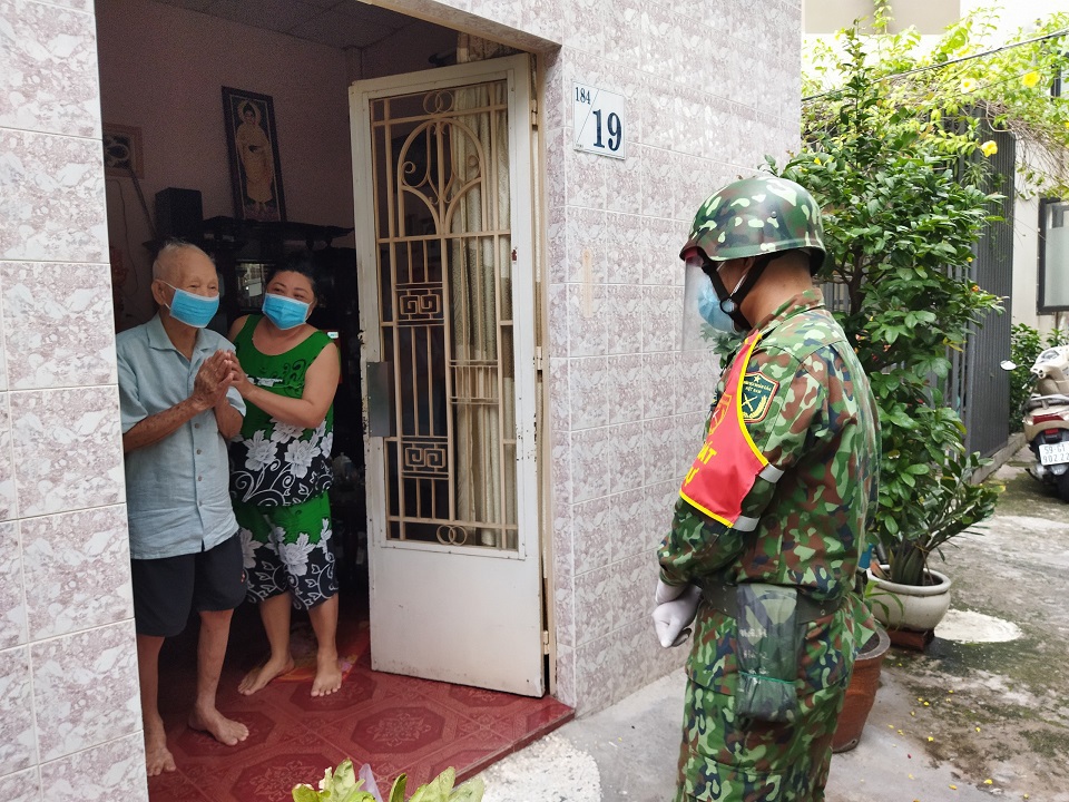 [Ảnh] Bộ đội đến từng nhà dân, hỗ trợ người khó khăn tại TP Hồ Chí Minh - Ảnh 2