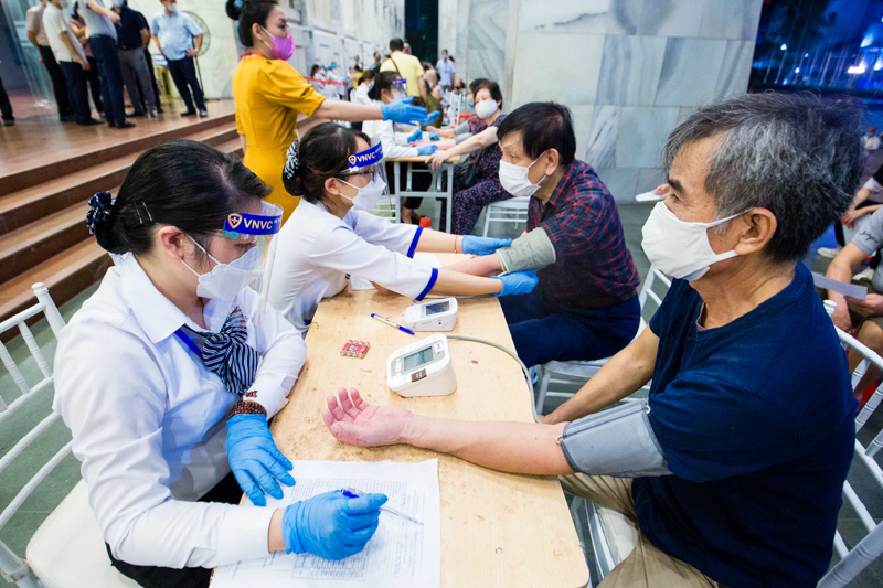 [Ảnh] Hà Nội: Nhiều quận, huyện lấy mẫu xét nghiệm và tiêm vaccine cho người dân vào ban đêm - Ảnh 3