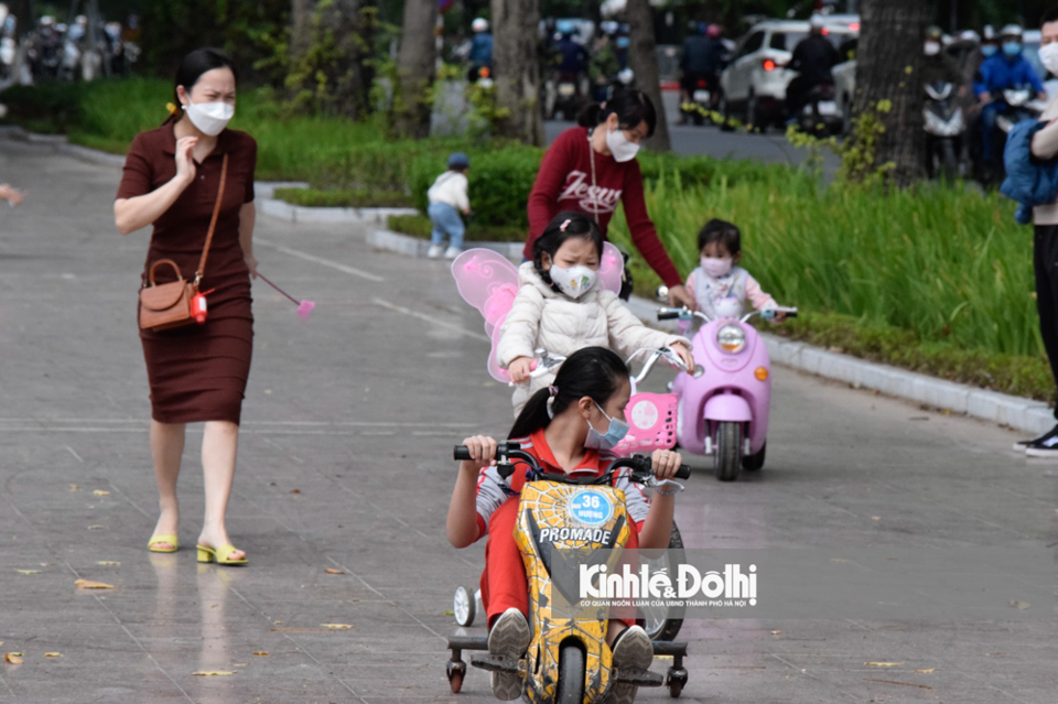 Hà Nội: Người dân ra đường tận hưởng không khí se lạnh và nắng đẹp cuối tuần - Ảnh 9