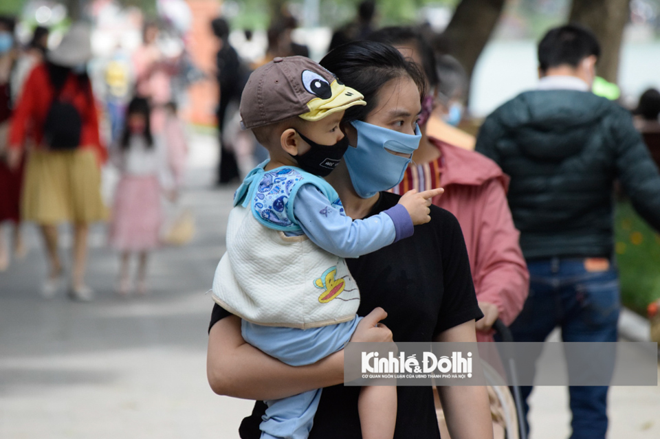 Hà Nội: Người dân ra đường tận hưởng không khí se lạnh và nắng đẹp cuối tuần - Ảnh 3