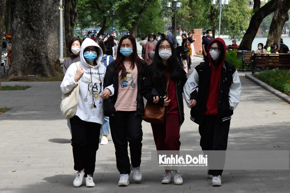 Hà Nội: Người dân ra đường tận hưởng không khí se lạnh và nắng đẹp cuối tuần - Ảnh 4