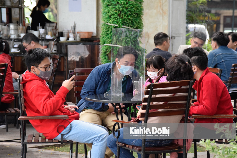 Hà Nội: Người dân ra đường tận hưởng không khí se lạnh và nắng đẹp cuối tuần - Ảnh 8