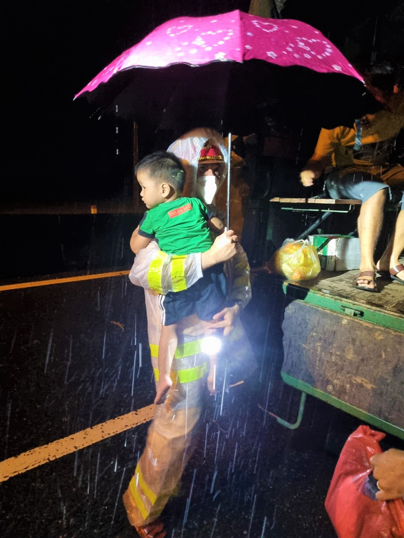 Quảng Nam: Giải cứu hàng chục người dân mắc kẹt giữa dòng nước lũ trong đêm - Ảnh 1