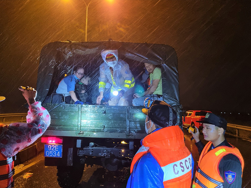 Quảng Nam: Giải cứu hàng chục người dân mắc kẹt giữa dòng nước lũ trong đêm - Ảnh 2