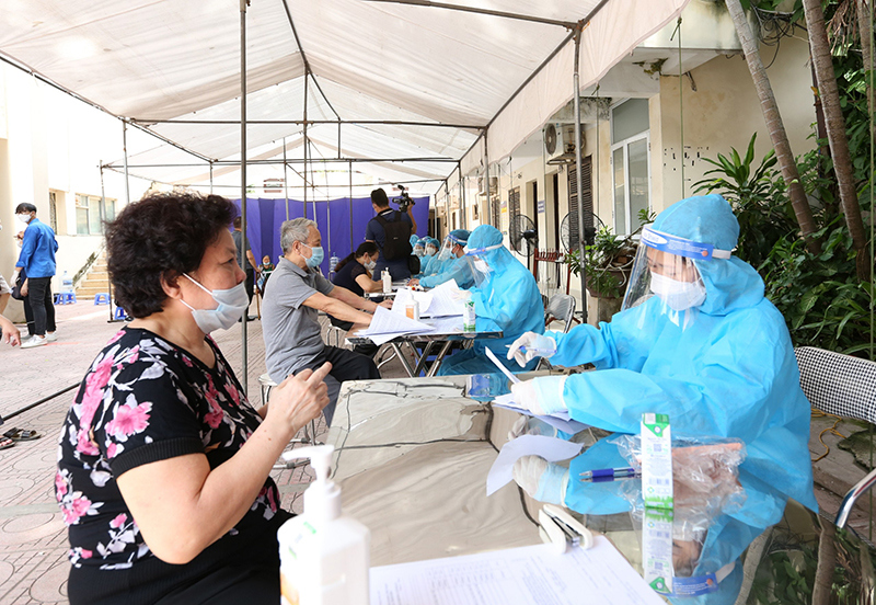 300 y, bác sỹ Phú Thọ hỗ trợ quận Đống Đa xét nghiệm và tiêm vaccine cho toàn bộ người dân - Ảnh 11
