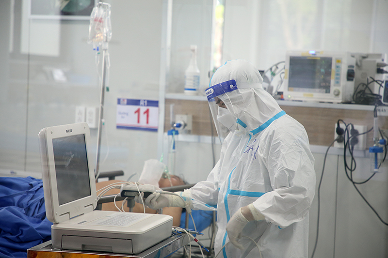 Bên trong nơi giành giật sự sống cho bệnh nhân Covid-19 nặng tại Hà Nội - Ảnh 12