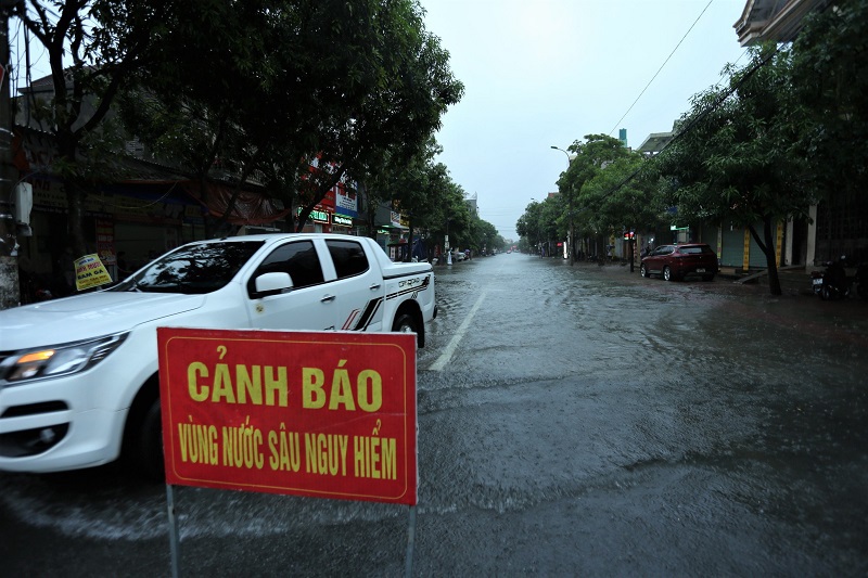 Hà Tĩnh: Đường phố ngập sâu sau mưa lớn - Ảnh 1