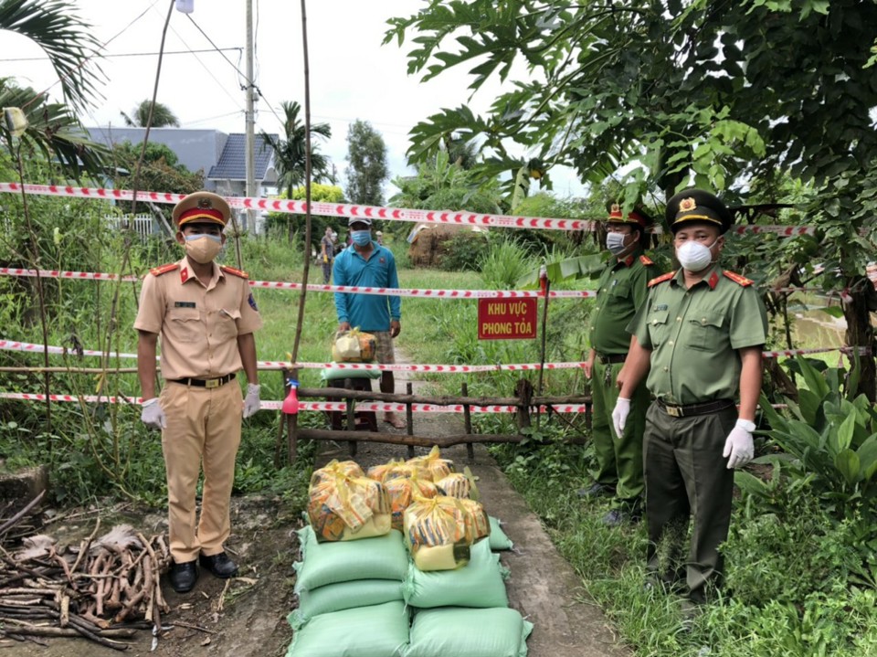 Những món quà ấm tình quân dân giữa đại dịch ở Đồng bằng Sông Cửu Long - Ảnh 4
