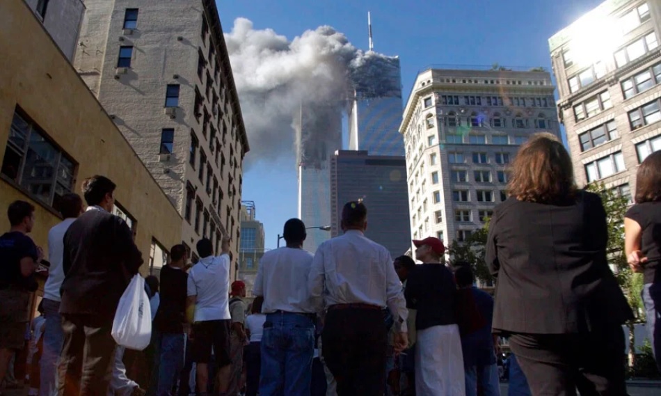 Nhìn lại những khoảnh khắc ám ảnh của thảm kịch 11/9 sau 20 năm - Ảnh 1