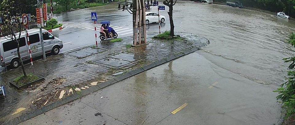 Hà Nội: Mưa lớn kéo dài, một số tuyến phố bị ngập - Ảnh 2