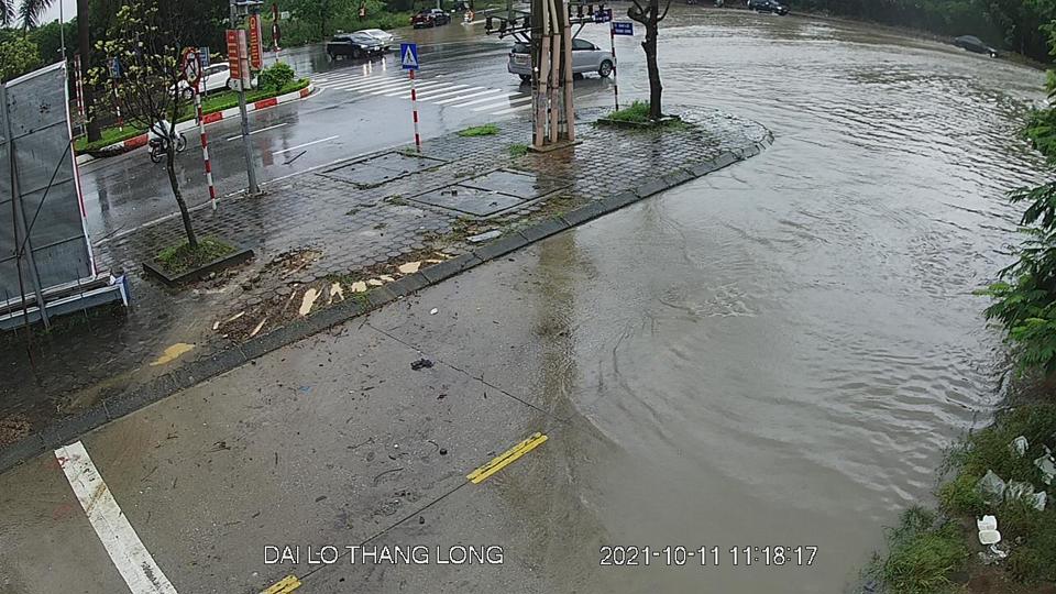 Hà Nội: Mưa lớn kéo dài, một số tuyến phố bị ngập - Ảnh 1