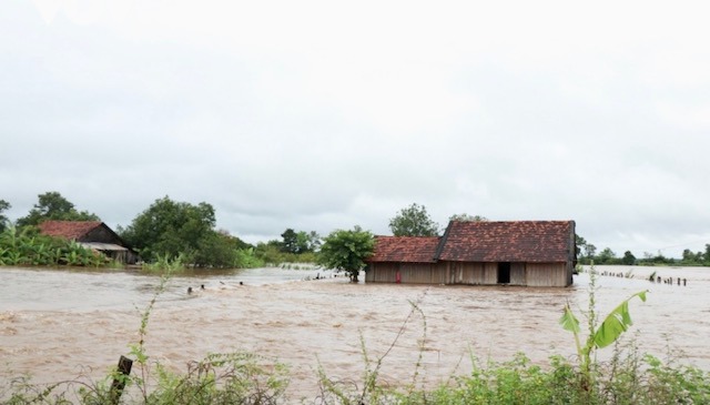 Khẩn trương ổn định cuộc sống cho người dân 80 xã, phường bị ngập lụt, chia cắt do mưa lũ - Ảnh 1