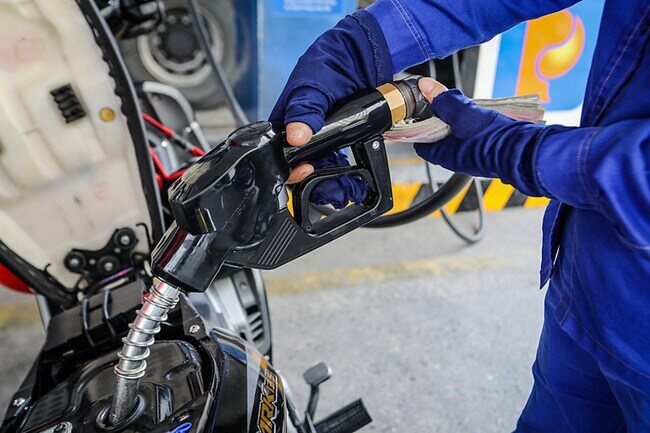 Giá xăng dầu đồng loạt giảm mạnh từ 15 giờ chiều 25/11 - Ảnh 1