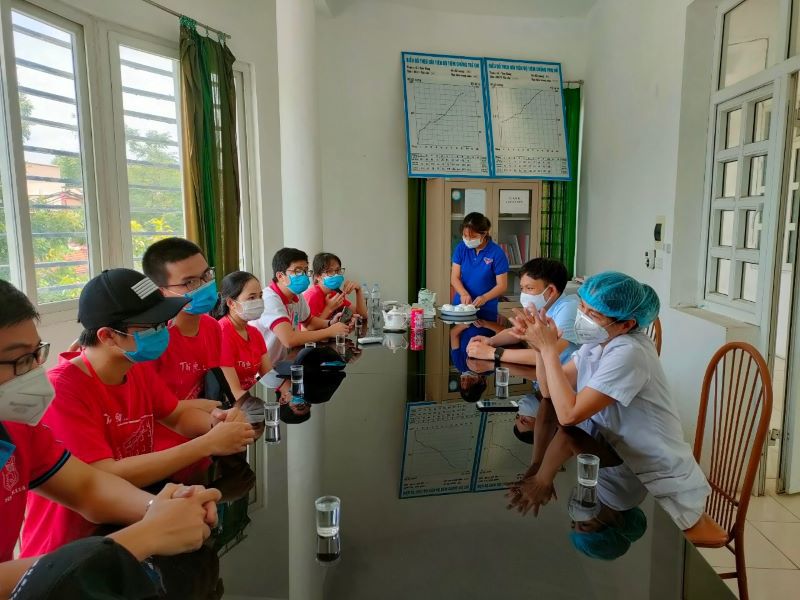 Thanh Oai đón 110 tình nguyện viên Đại học Y Hà Nội hỗ trợ xét nghiệm, tiêm vaccine phòng Covid-19 - Ảnh 2