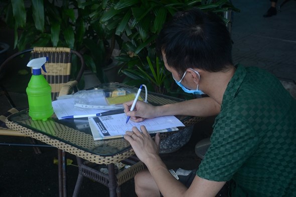 Hà Nội: Người dân đi đăng kiểm đông sau khi nhiều quận, huyện được nới lỏng giãn cách - Ảnh 4
