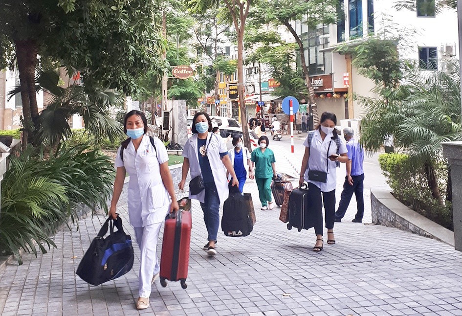 Đoàn cán bộ y tế tỉnh Tuyên Quang hỗ trợ “vùng đỏ” Thanh Xuân tiêm vaccine và lấy mẫu xét nghiệm - Ảnh 1