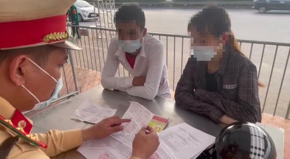 Hà Nội: Kiểm soát hơn 9.000 lượt người, nam thanh niên dùng giấy đi đường khống - Ảnh 2
