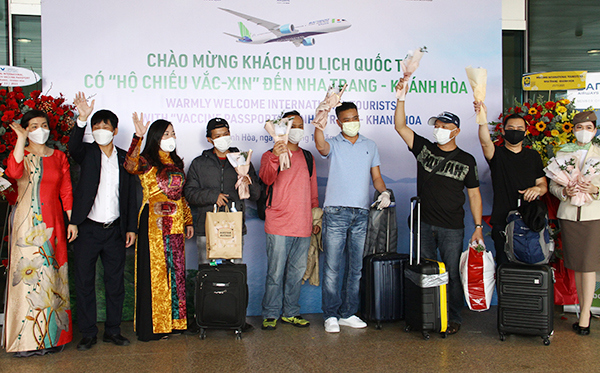 Khánh Hòa đón đoàn khách du lịch quốc tế đầu tiên trong trạng thái bình thường mới - Ảnh 2