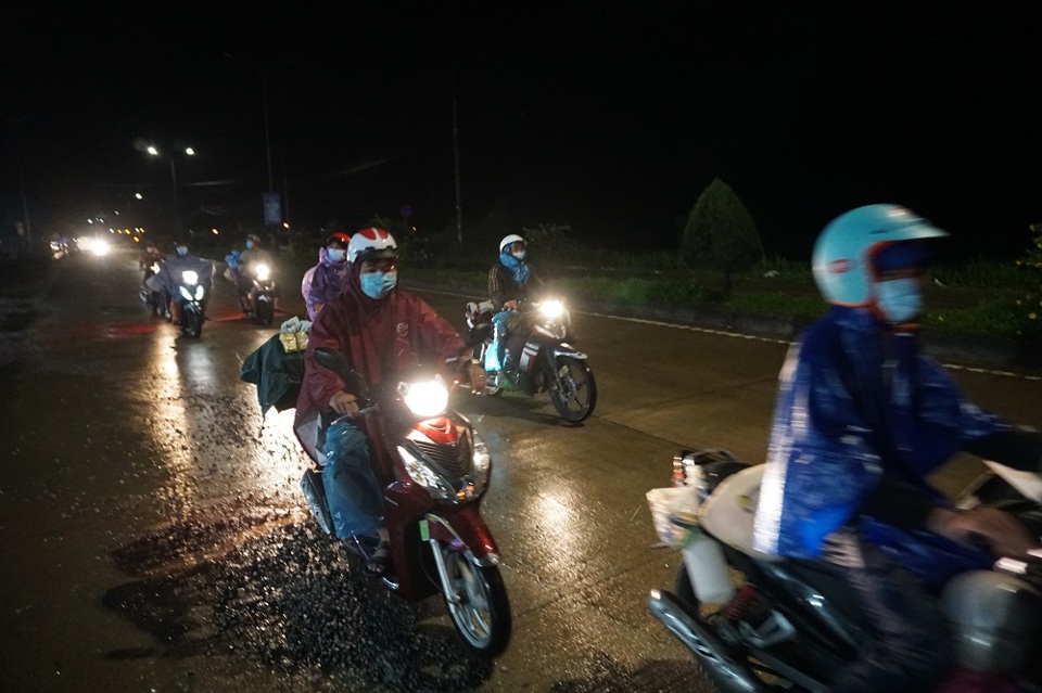Thai phụ "dọa" sinh non trên đường về quê bằng xe máy được giúp đỡ ở Quảng Ngãi - Ảnh 4