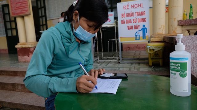 Hơn 600 y bác sĩ tỉnh Vĩnh Phúc hỗ trợ “phổ cập vaccine” cho người dân huyện Mê Linh - Ảnh 2