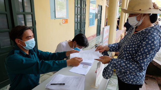 Hơn 600 y bác sĩ tỉnh Vĩnh Phúc hỗ trợ “phổ cập vaccine” cho người dân huyện Mê Linh - Ảnh 6