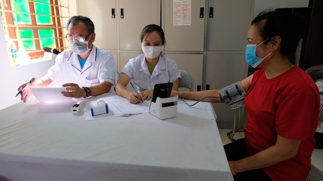 Hơn 600 y bác sĩ tỉnh Vĩnh Phúc hỗ trợ “phổ cập vaccine” cho người dân huyện Mê Linh - Ảnh 7