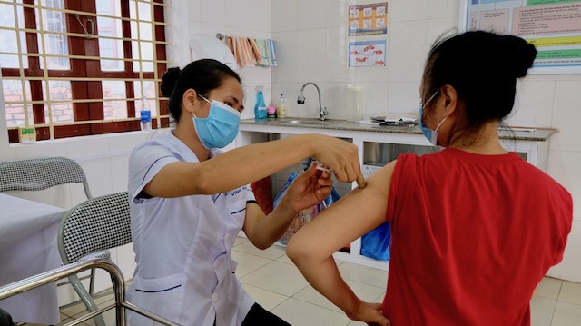 Huyện Mê Linh hoàn thành tiêm vaccine phòng Covid-19 cho trẻ em 15 đến 17 tuổi - Ảnh 1