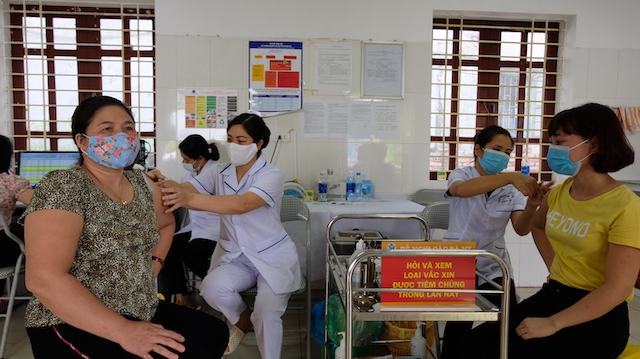 Huyện Mê Linh hoàn thành xét nghiệm diện rộng, tiêm vaccine đạt hơn 82% - Ảnh 1