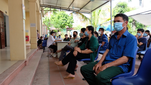 Hơn 600 y bác sĩ tỉnh Vĩnh Phúc hỗ trợ “phổ cập vaccine” cho người dân huyện Mê Linh - Ảnh 1