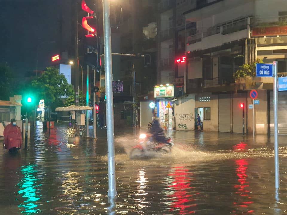 TP Hồ Chí Minh: Sau mưa lớn, nhiều tuyến đường thành sông - Ảnh 3