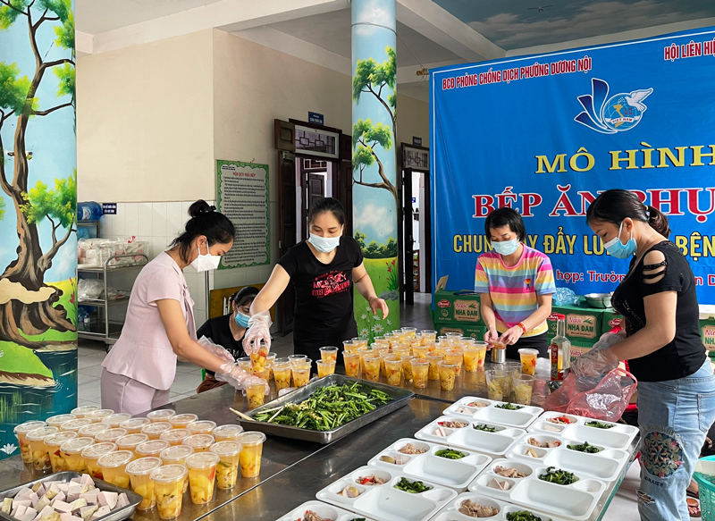 Hà Đông: Bếp ăn phụ nữ đảm bảo an toàn thực phẩm - ấm lòng tuyến đầu chống dịch Covid-19 - Ảnh 1
