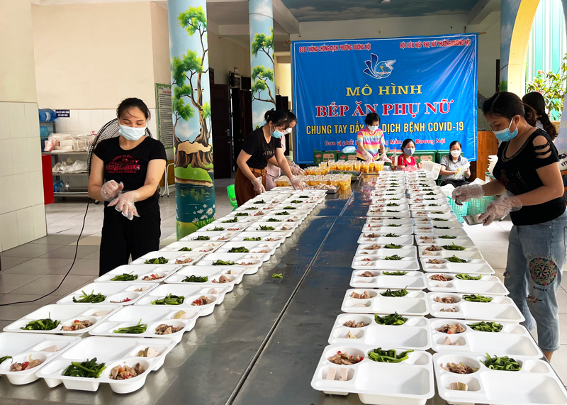 Hà Đông: Bếp ăn phụ nữ đảm bảo an toàn thực phẩm - ấm lòng tuyến đầu chống dịch Covid-19 - Ảnh 2