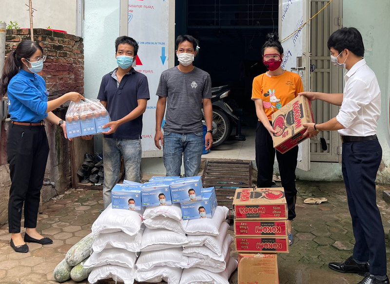 Hà Đông: Phường Dương Nội hỗ trợ trên 2.100 suất quà đến lao động khó khăn do dịch Covid-19 - Ảnh 1