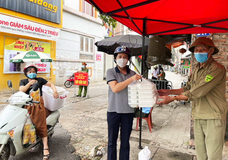 Hà Đông: Bếp ăn phụ nữ đảm bảo an toàn thực phẩm - ấm lòng tuyến đầu chống dịch Covid-19 - Ảnh 4