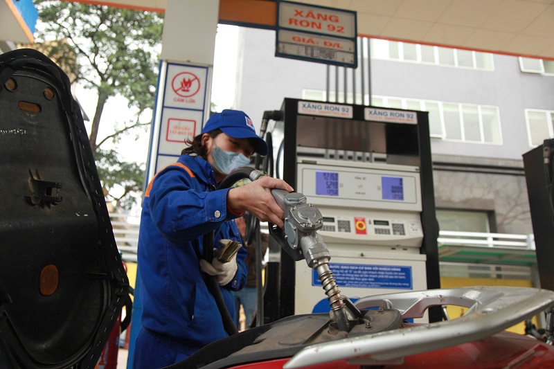 Giá xăng dầu tăng: Thêm gánh nặng chi phí - Ảnh 1