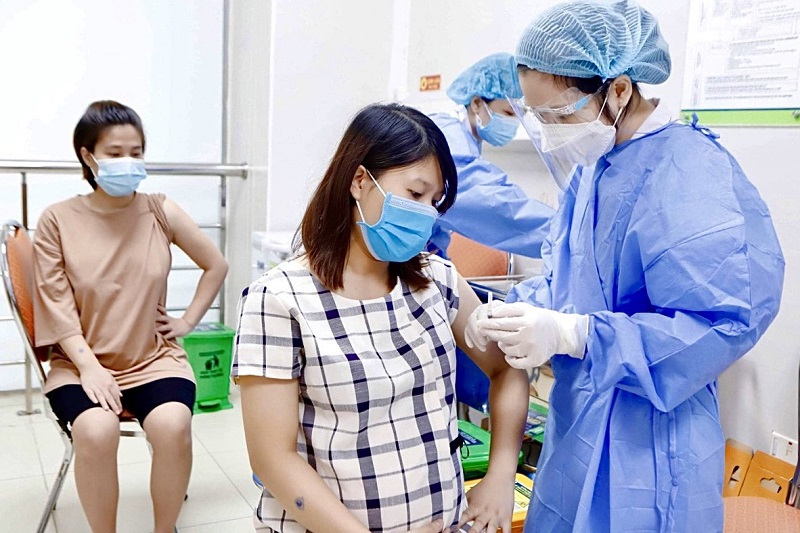 [Ảnh] Tiêm vaccine phòng Covid-19 cho phụ nữ mang thai tại Hà Nội - Ảnh 10