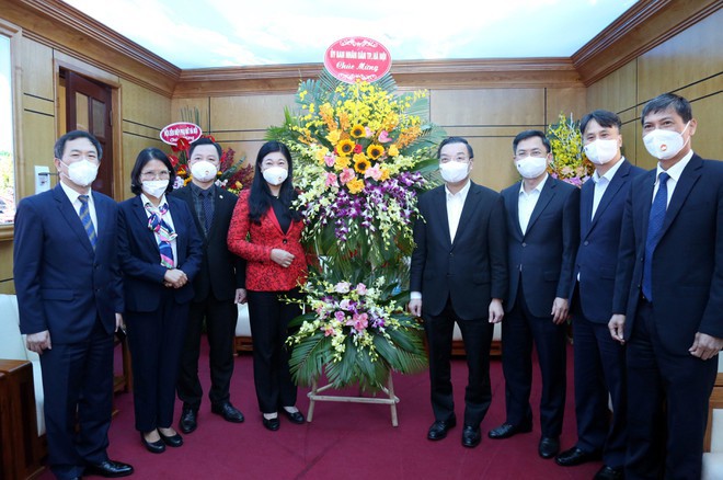 Chủ tịch UBND TP Chu Ngọc Anh chúc mừng Ủy ban MTTQ Việt Nam TP Hà Nội nhân Ngày truyền thống - Ảnh 1