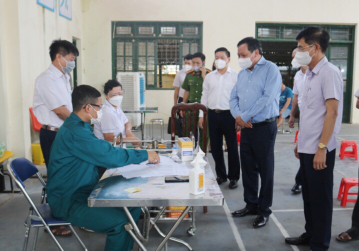 Phó Bí thư Thành ủy Nguyễn Văn Phong: Đẩy mạnh tuyên truyền để người dân hiểu rõ về hiệu quả tiêm vaccine - Ảnh 1