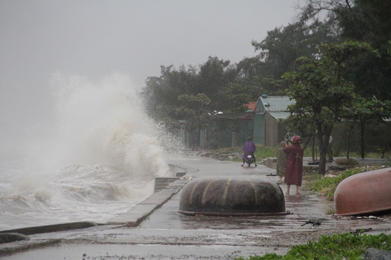 Nghệ An: Ảnh hưởng áp thấp nhiệt đới, xuất hiện sóng biển cao gần 5m ở Cửa Lò - Ảnh 2