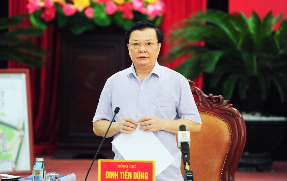 Bí thư Thành ủy Hà Nội Đinh Tiến Dũng yêu cầu làm rõ trách nhiệm lãnh đạo phường Trung Văn vì xảy ra chen lấn tại điểm tiêm - Ảnh 1
