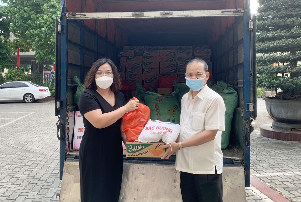 Quận Thanh Xuân: 200 suất quà hỗ trợ các hộ dân khó khăn do đại dịch - Ảnh 3