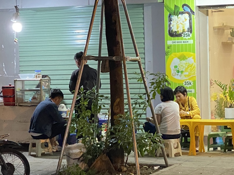 Hà Nội: Một số hàng quán vẫn hoạt động sau 21 giờ - Ảnh 6