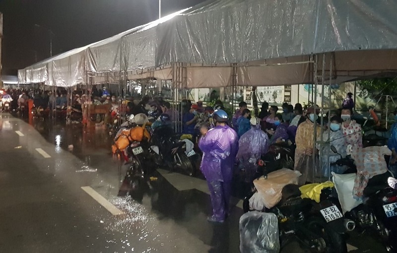 Nghệ An: Hàng ngàn người dắt díu nhau trên xe máy từ các tỉnh phía Nam về quê - Ảnh 11