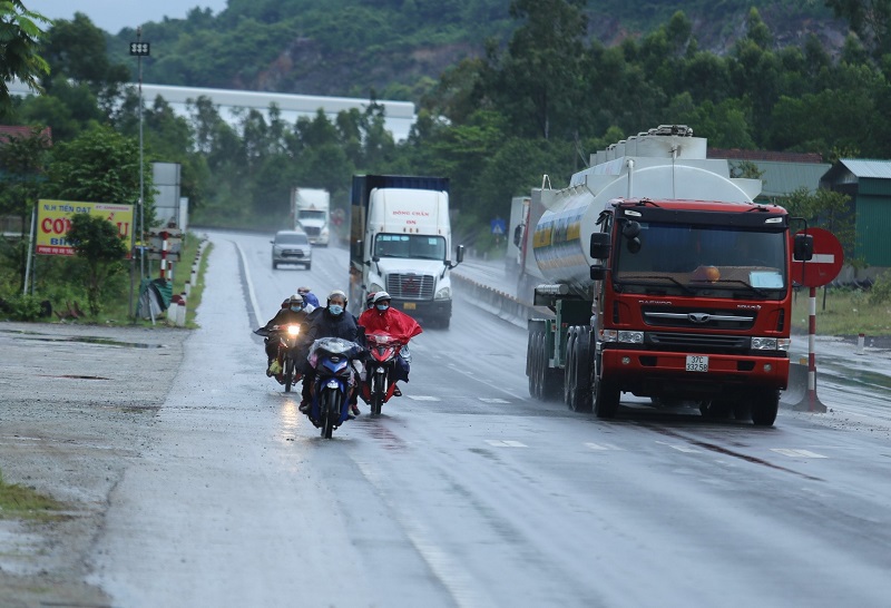 Nghệ An: Hàng ngàn người dắt díu nhau trên xe máy từ các tỉnh phía Nam về quê - Ảnh 2