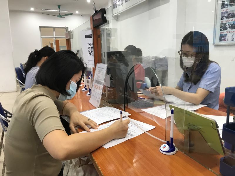 Hà Nội: Số người đến làm thủ tục hưởng bảo hiểm thất nghiệp tăng 30% - Ảnh 1