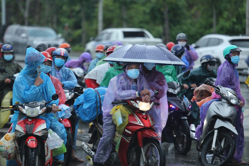 Nghệ An: Hàng ngàn người dắt díu nhau trên xe máy từ các tỉnh phía Nam về quê - Ảnh 3