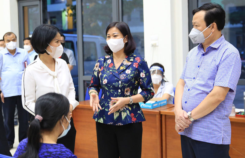Phó Bí thư Thường trực Thành ủy Nguyễn Thị Tuyến: Tổ chức các dây chuyền tiêm vaccine, xét nghiệm cho người dân khoa học, hiệu quả - Ảnh 2