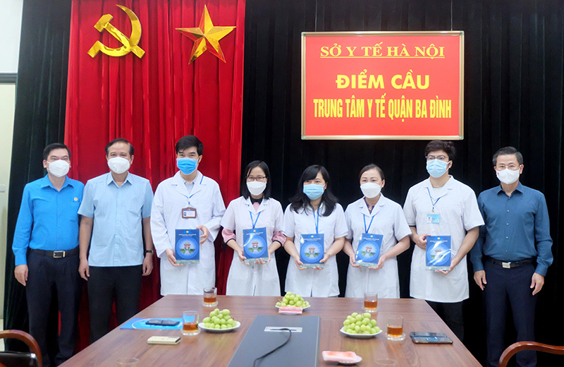 Người lao động quận Ba Đình, Hoàn Kiếm an lòng khi được đón nhận 2.000 túi An sinh Công đoàn - Ảnh 2