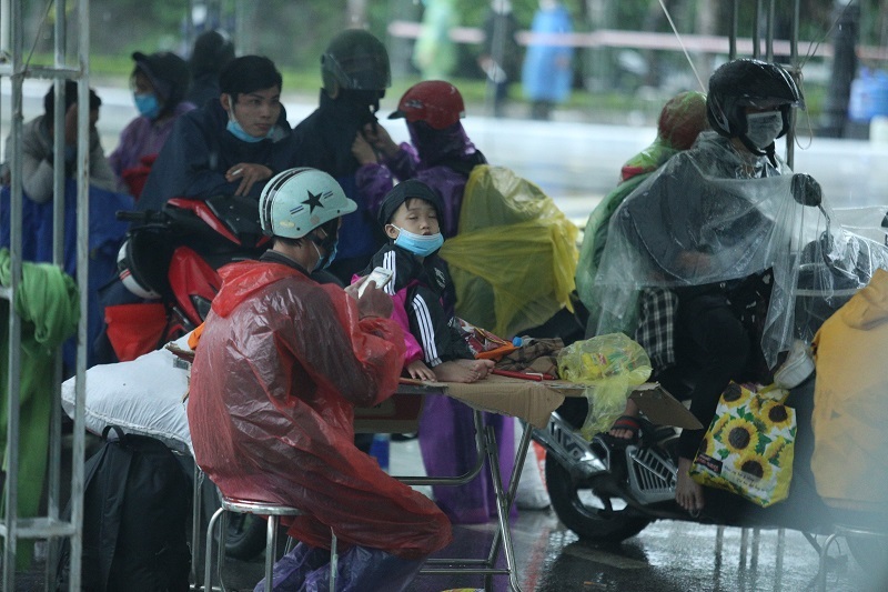 Nghệ An: Hàng ngàn người dắt díu nhau trên xe máy từ các tỉnh phía Nam về quê - Ảnh 4