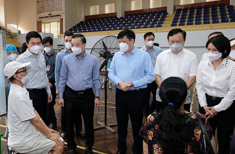 Bộ trưởng Bộ Y tế Nguyễn Thành Long: Hai mũi giáp công tiêm vaccine và xét nghiệm Covid-19 của Hà Nội rất đúng đắn - Ảnh 2
